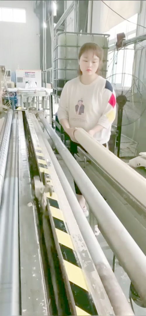 当手伸进卫生纸加工机的一刻——工厂女工的惊魂瞬间